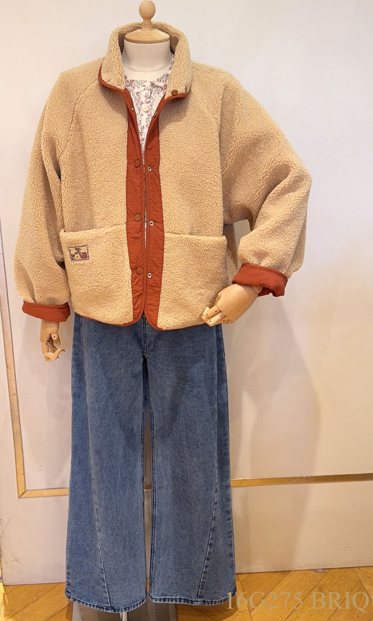 Reversibel teddy coat with patch