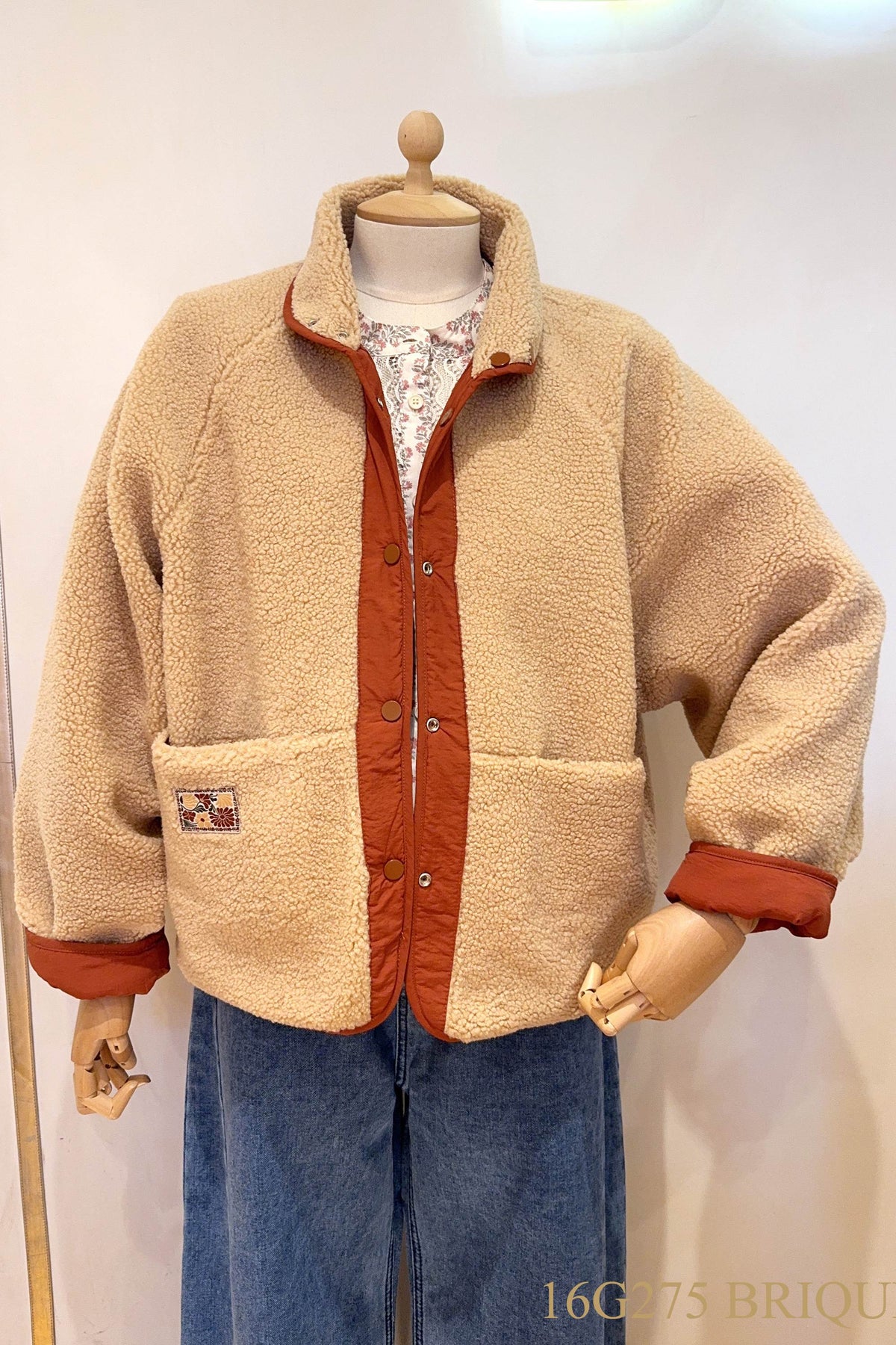 Reversibel teddy coat with patch