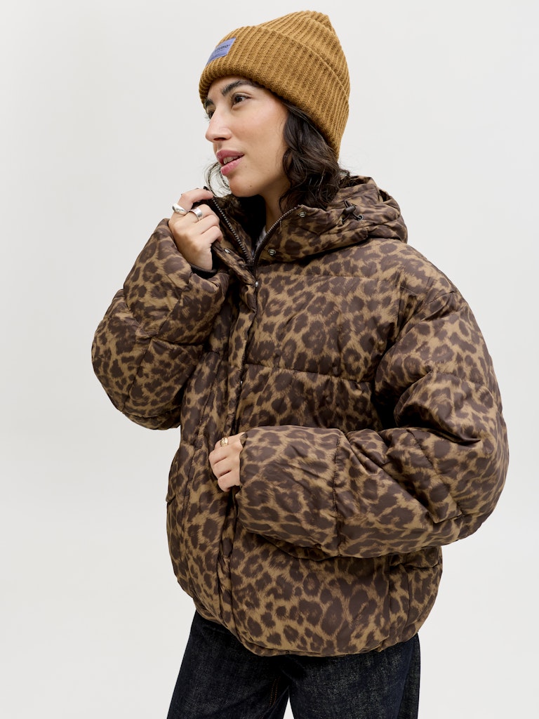 Toasted coconut Jassen - Jxana Leopard Puffer Jacket van JJXX