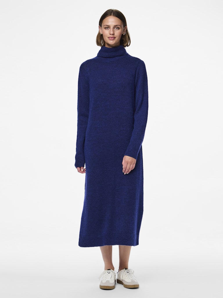 Jurken Pcjuliana Ls Rollneck Knit Dress Noos - AW24 van Pieces