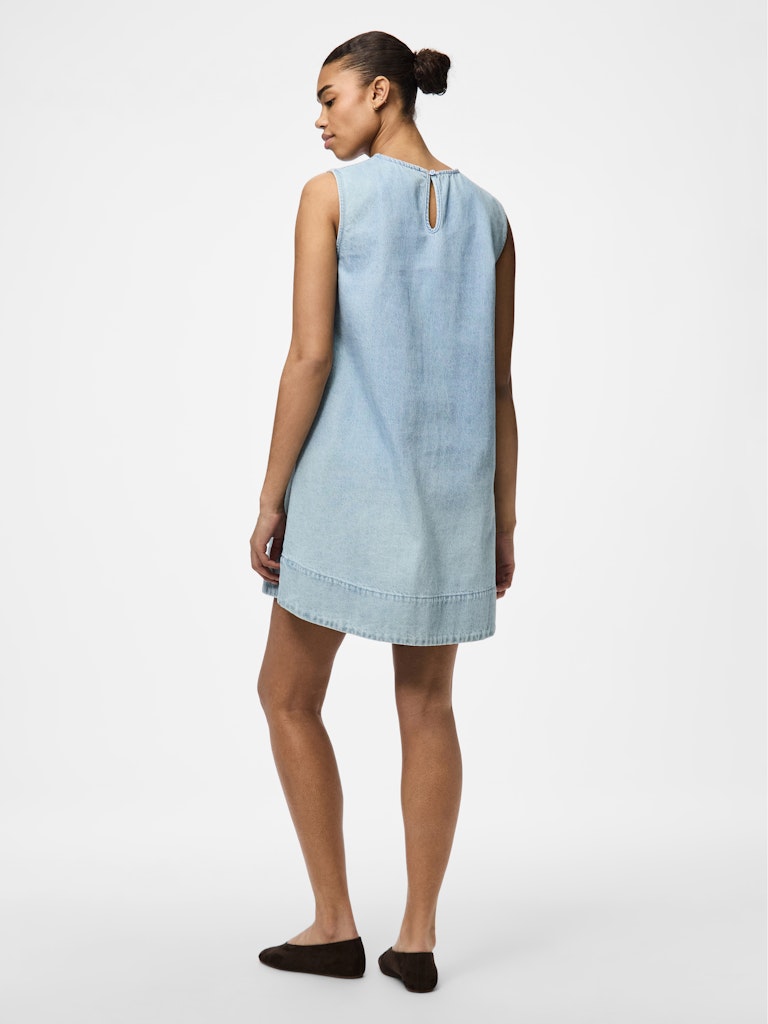 Jurken - Pcflora Sl Mini Denim Dress Noos van Pieces