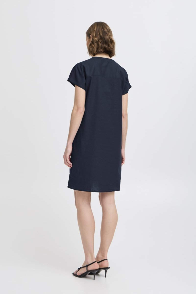 Byfalakka V-Neck Dress - SS26 van b.young – Jurken voor dames | Meisjes Brugge
