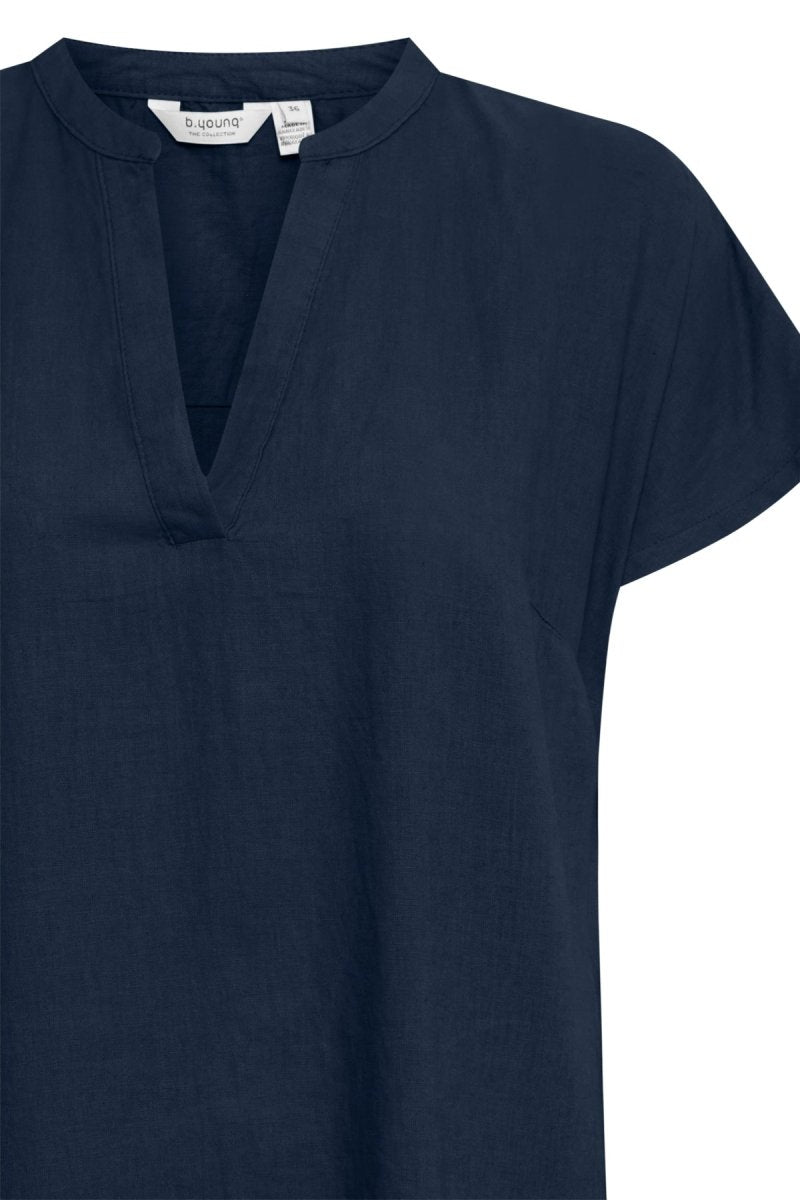 Byfalakka V-Neck Dress - SS26 van b.young – Jurken voor dames | Meisjes Brugge
