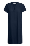 Byfalakka V-Neck Dress - SS26 van b.young – Jurken voor dames | Meisjes Brugge