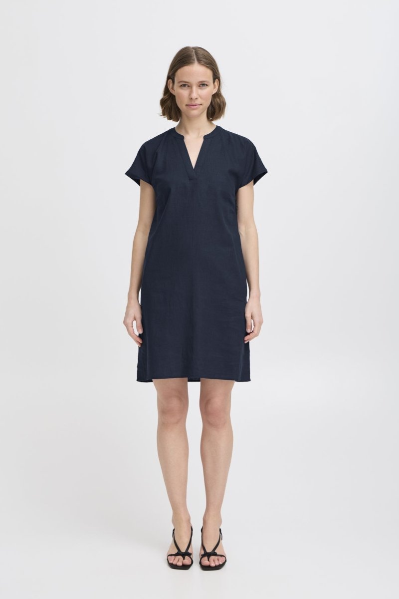 Byfalakka V-Neck Dress - SS26 van b.young – Jurken voor dames | Meisjes Brugge