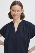 Byfalakka V-Neck Dress - SS26 van b.young – Jurken voor dames | Meisjes Brugge