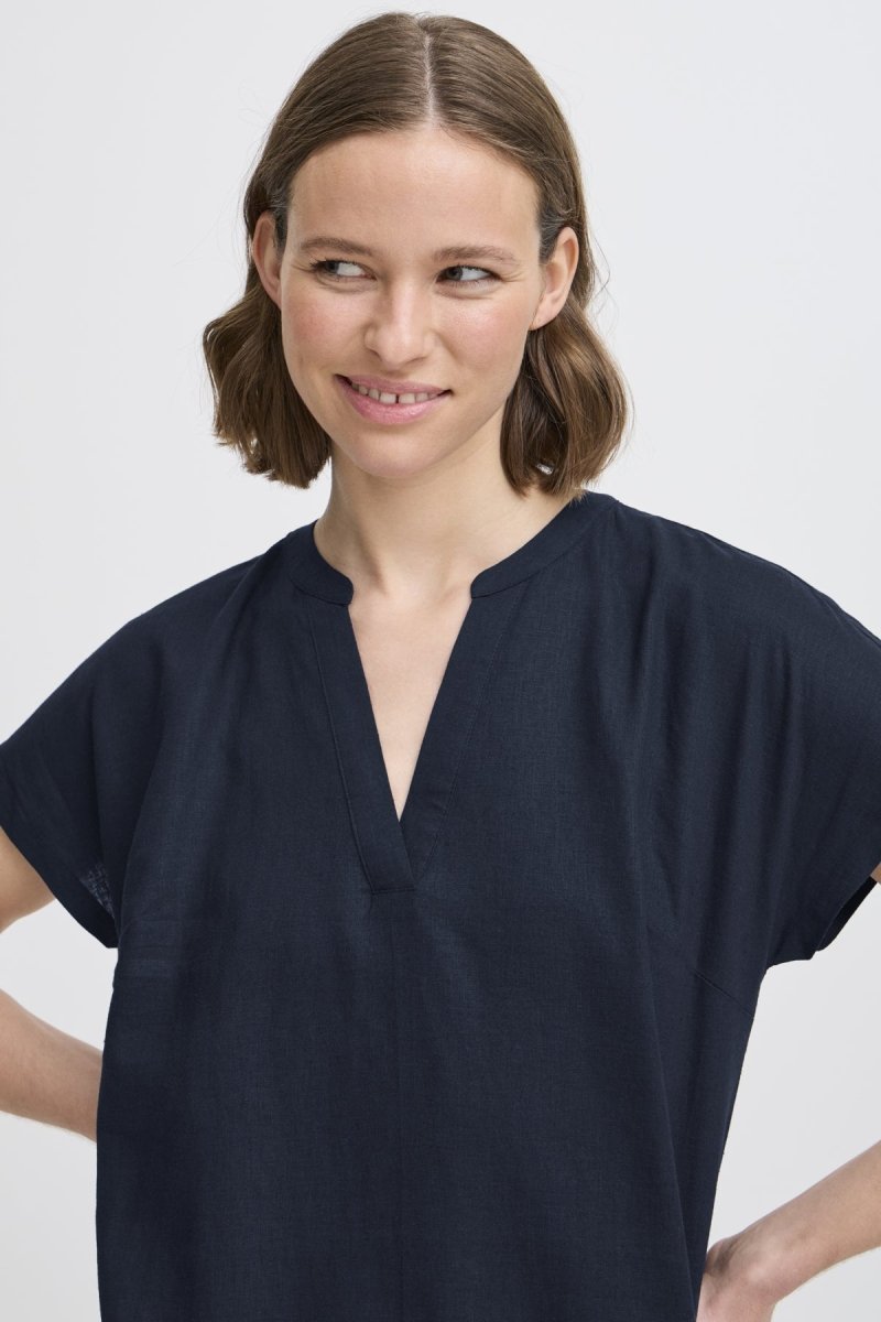 Byfalakka V-Neck Dress - SS26 van b.young – Jurken voor dames | Meisjes Brugge