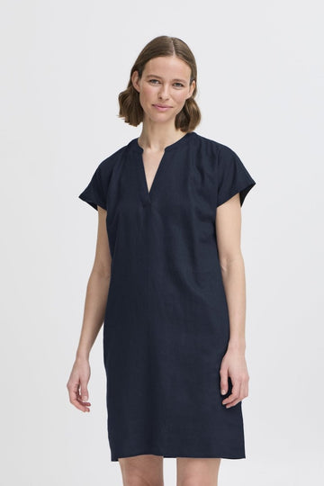 Byfalakka V-Neck Dress - SS26 van b.young – Jurken voor dames | Meisjes Brugge