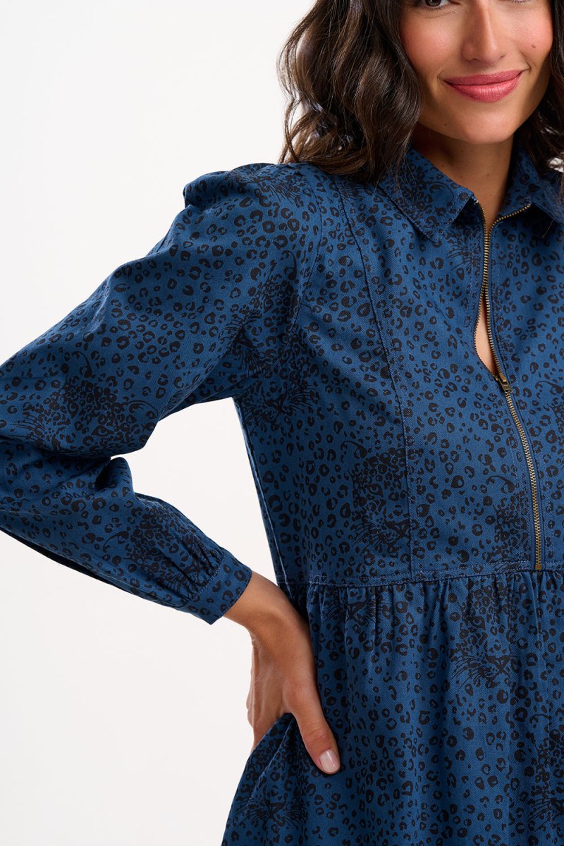 Petrol Navy, Hidden Leopard Jurken - Karen Mini Smock Dress van Sugarhill Boutique