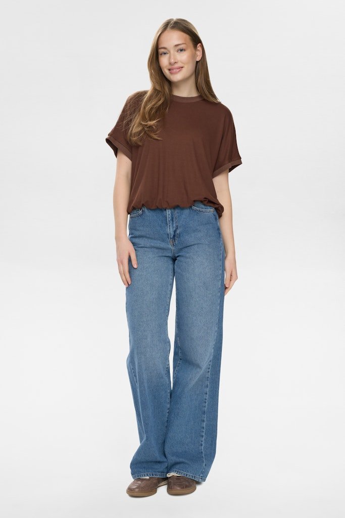 Chicory Coffee T-shirts - Nuleah Boxy Tee van Numph