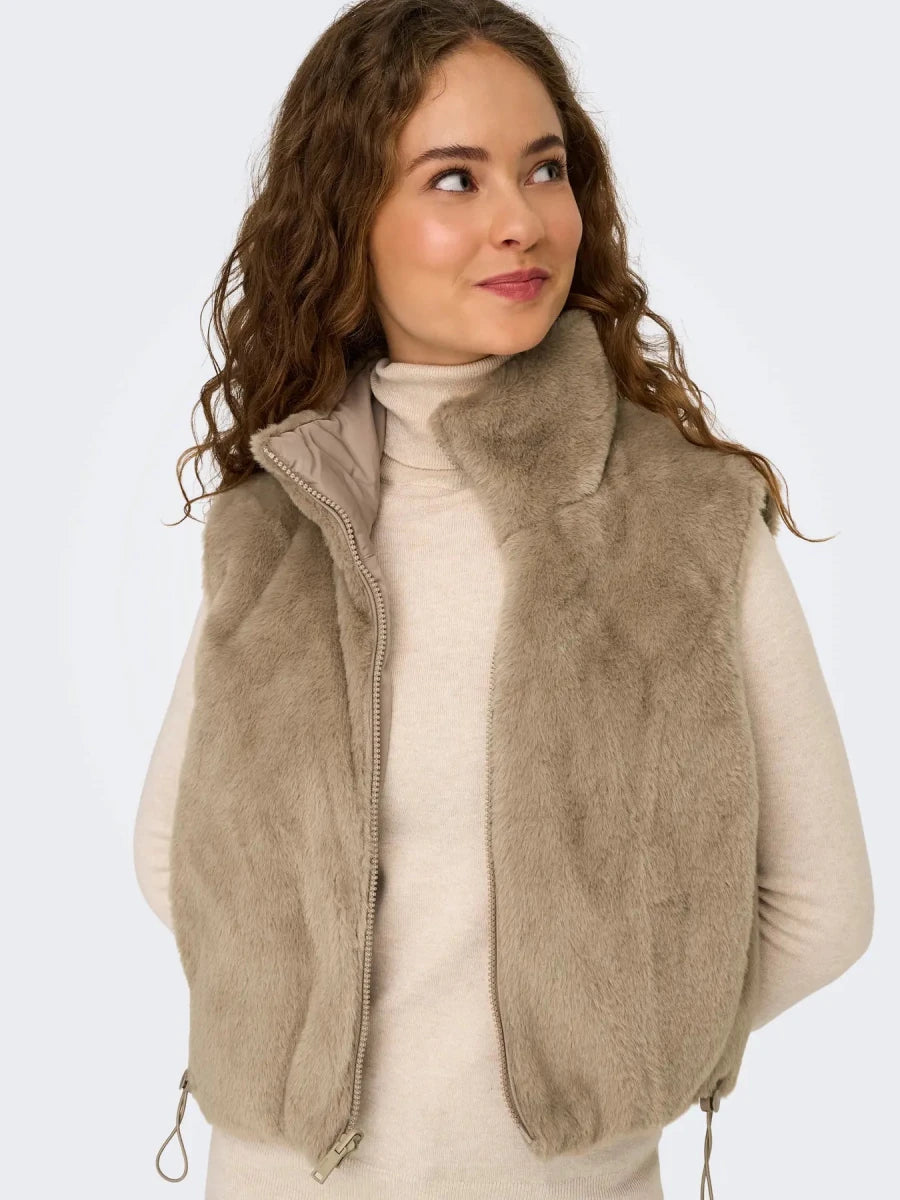 Onldana Life Faux Fur Waistcoat reversible van Only – Cardigans voor dames | Meisjes Brugge