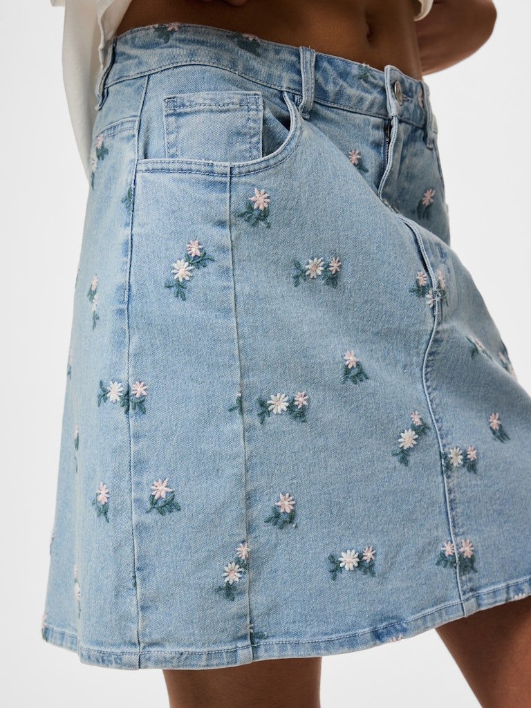 Pcflora Hw Short Denim Emb Skirt Noos van Pieces – Rokken voor dames | Meisjes Brugge