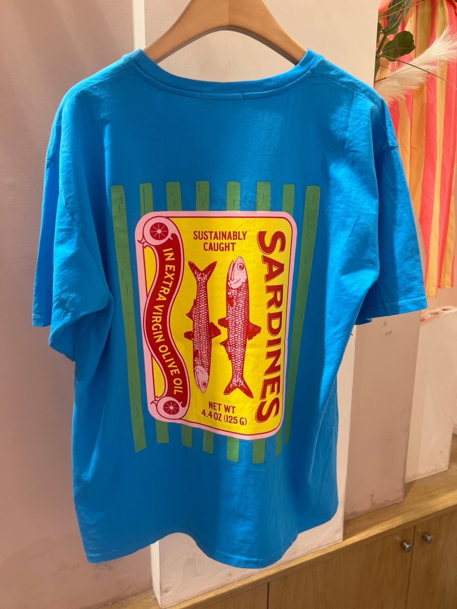 Sardines backprint Tee van Meisjes Brugge – T-shirts voor dames | Meisjes Brugge