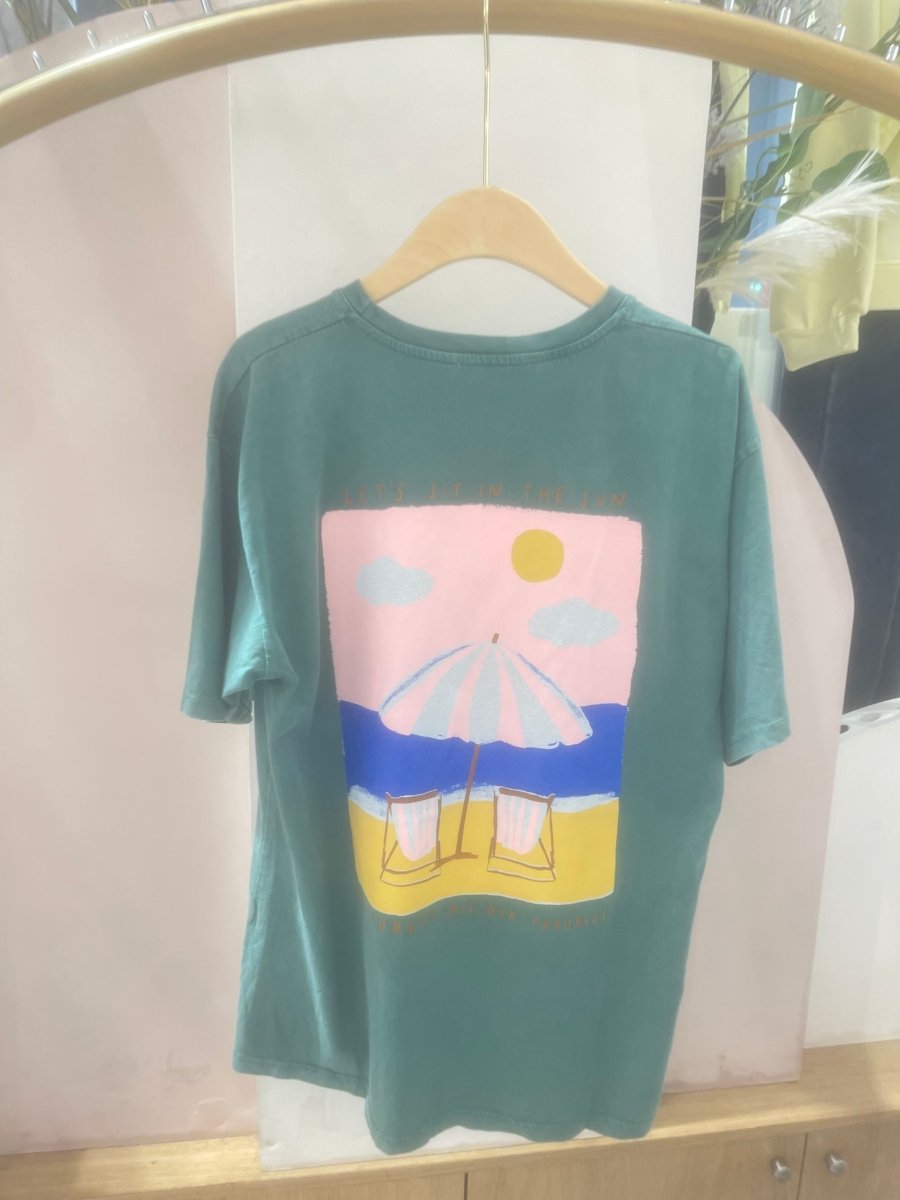 Sit in the Sun T-shirt van Meisjes Brugge – T-shirts voor dames | Meisjes Brugge