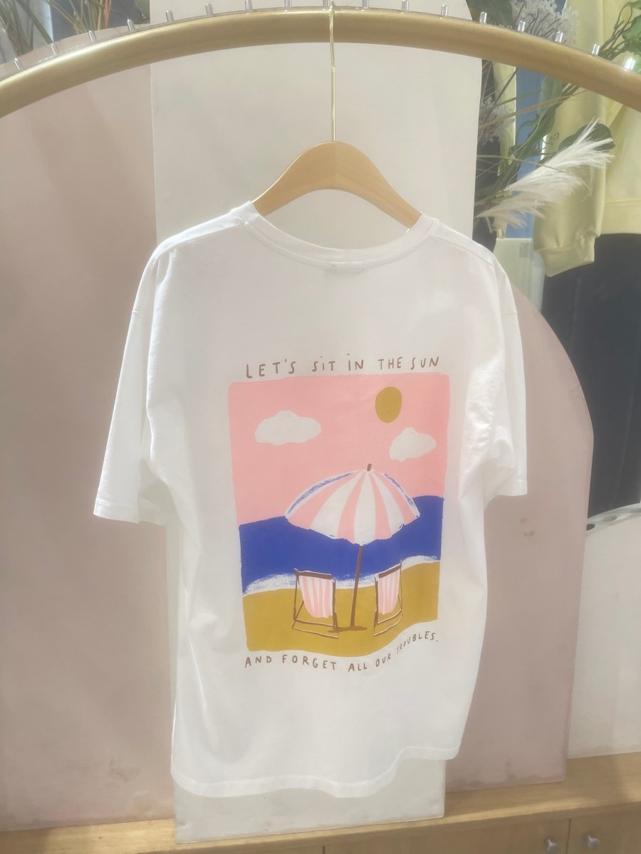 Sit in the Sun T-shirt van Meisjes Brugge – T-shirts voor dames | Meisjes Brugge
