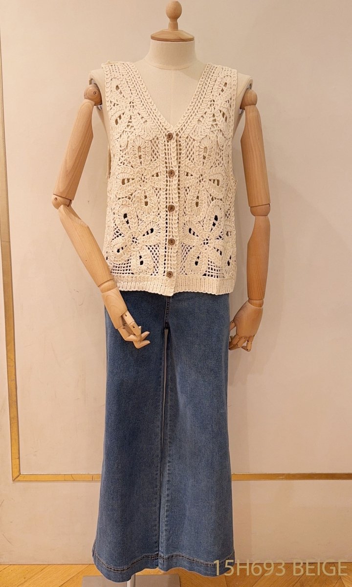 Sleeveless crochet top with buttons – Tops voor dames in kleur | Meisjes